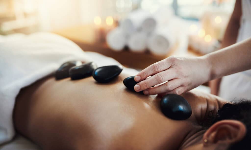 what is the benefit of using hot stones in massage? 
